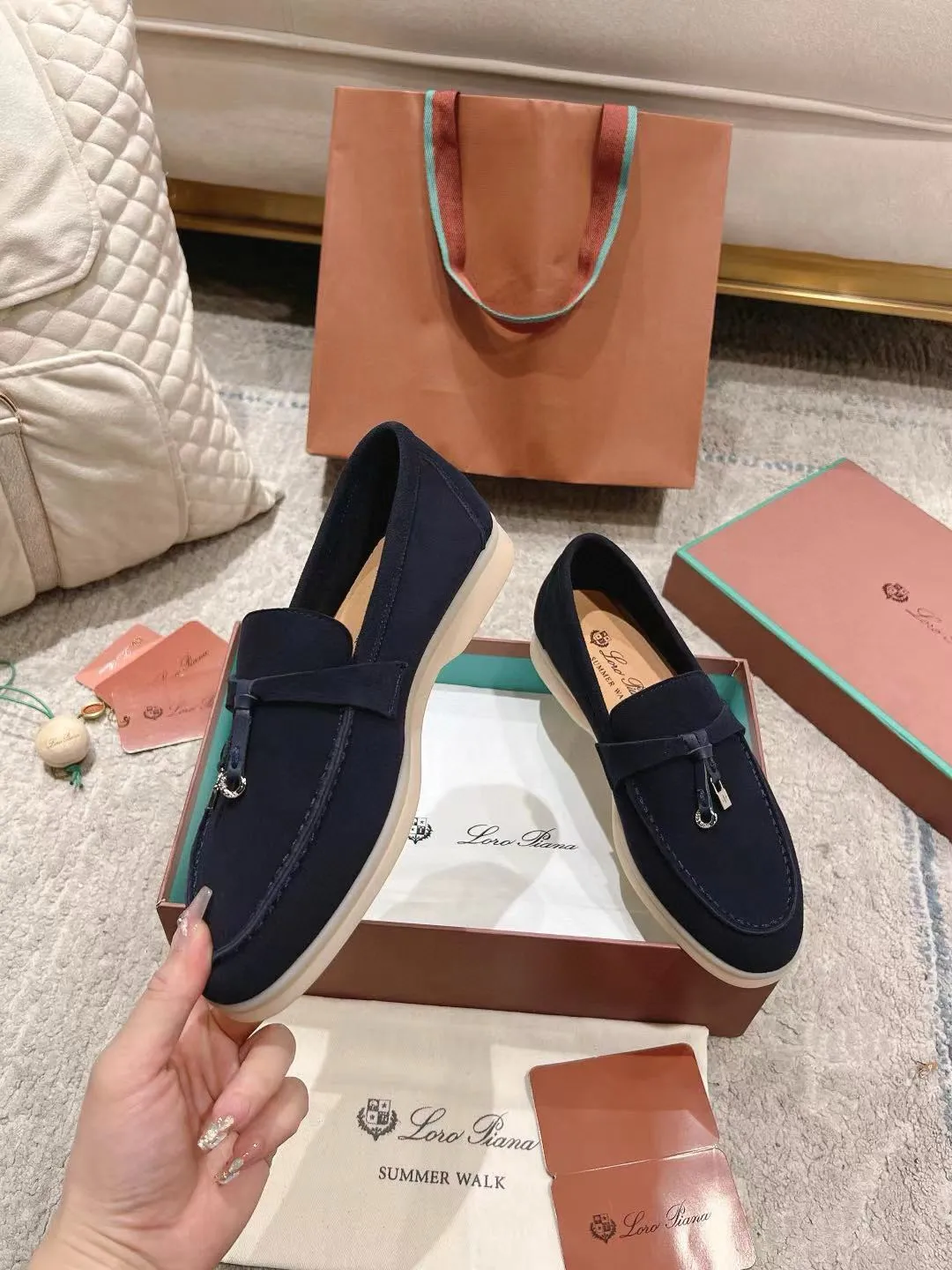 Factory price: 520💰4050 new color. Original purchase, 1⃣️: 1⃣️ folded and developed, Loro Piana professional model to try on feet, quality purchase level, flash sale of common products on the market, welcome to compare, original packaging. Fabric: Imported from Italy🐑High mercerized shearling, Lining: Hand-sewn mark thread in water-dyed cowhide imported from Italy🧵, high-end and elegant. Comfortable on the feet. Size: Women's 35-42 (41, 42) customized, non-returnable, men's 38-45 (46, 47, 48) customized, non-refundable. Fashionable boutiques that you can’t miss, a must-have item